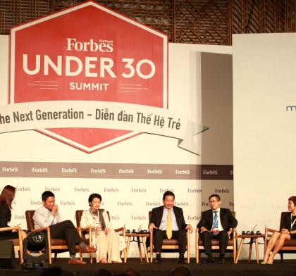 Sự kiện Forbes Under 30 Summit bắt đầu bằng phần thảo luận với bà Tôn Nữ Thị Ninh - Cựu Đại sứ Việt Nam tại châu Âu, ông Lê Hồng Minh - Tổng giám đốc Công ty Cổ phần VNG và một số diễn giả khác