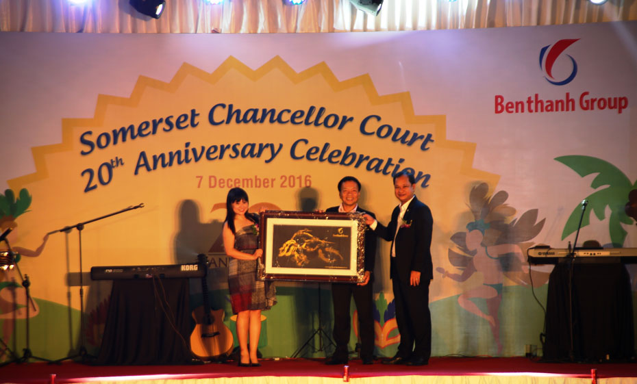 Ben Thanh Group tang qua chuc mung ky niem 20 nam Somerset Chancellor Court