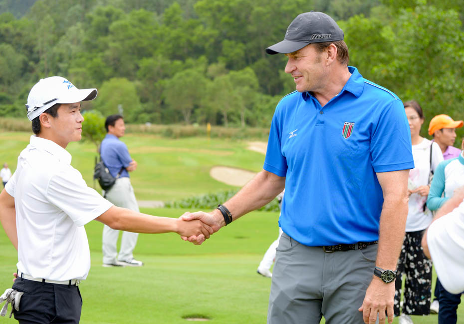 Sir Nick Faldo celebrating victory of Thail junior golfer TOY