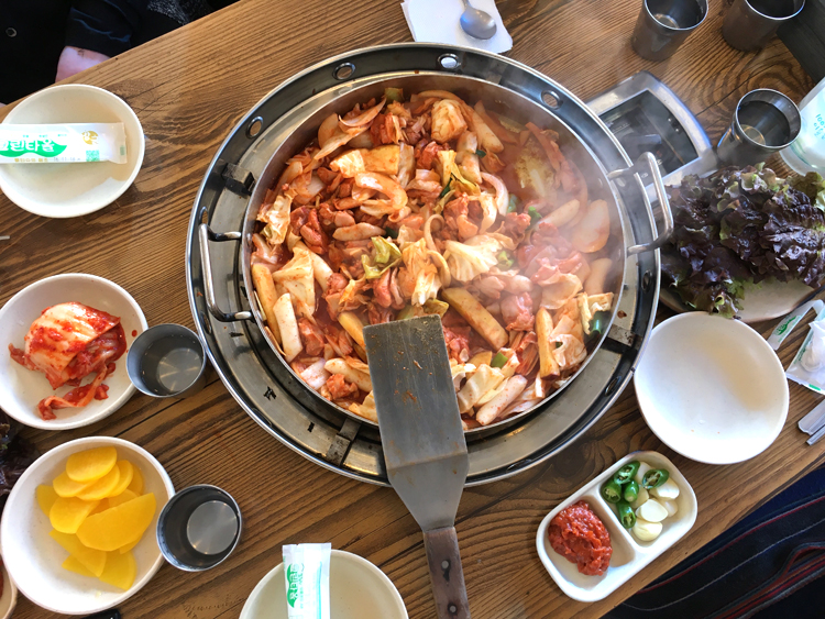 Câu chuyện về dak-galbi, món ăn hạnh phúc của gia đình Hàn Quốc - Tạp chí Golf và Cuộc Sống