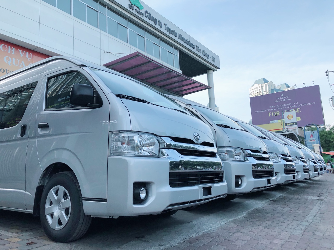 Toyota bàn giao gần 200 xe Hiace cho hãng xe Phương Trang