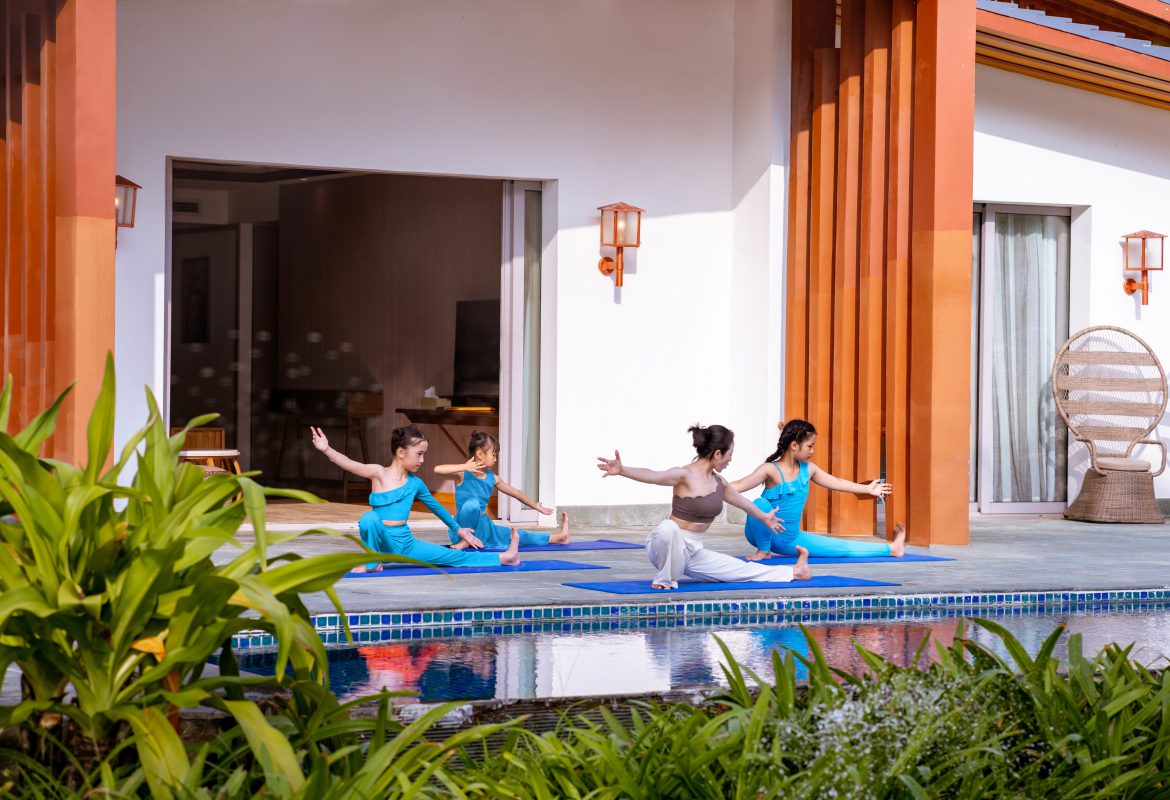 Buổi tập yoga riêng tư lúc bình minh - một hoạt động trong gói trị liệu “Blu Harmony”