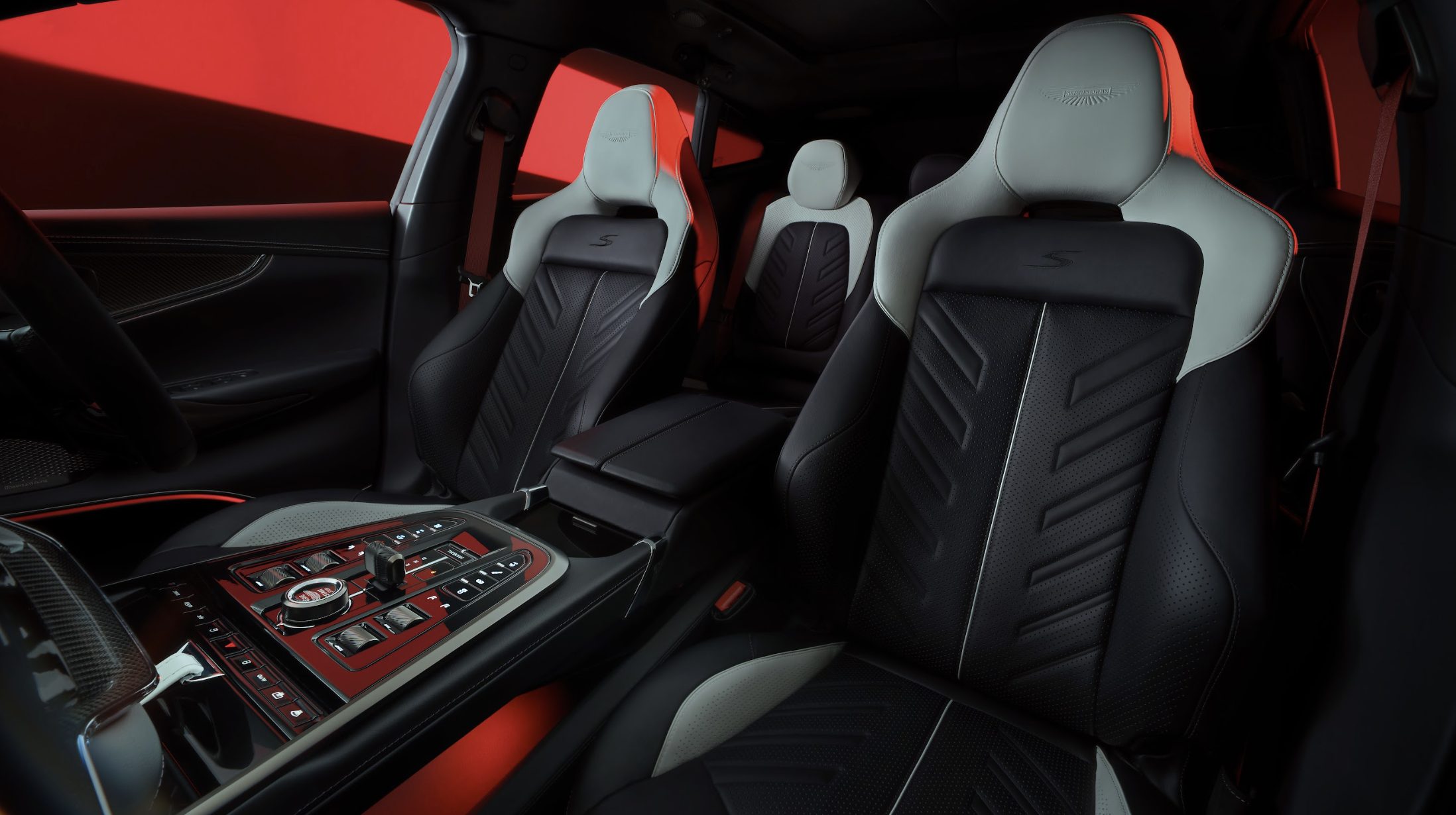 Aston Martin DBX S